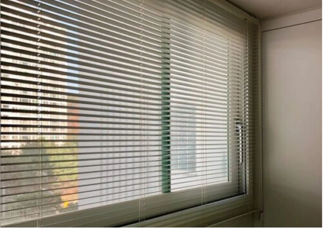 Sleek horizontal aluminum blinds