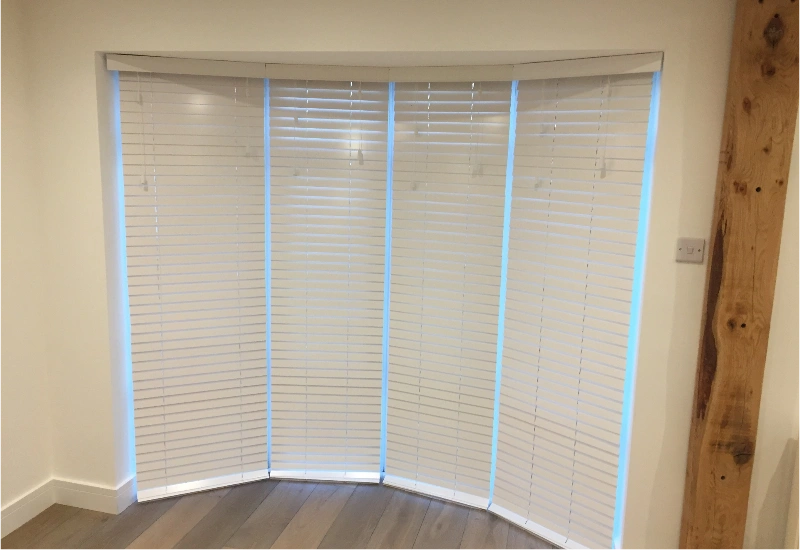 Contemporary venetian blinds setup