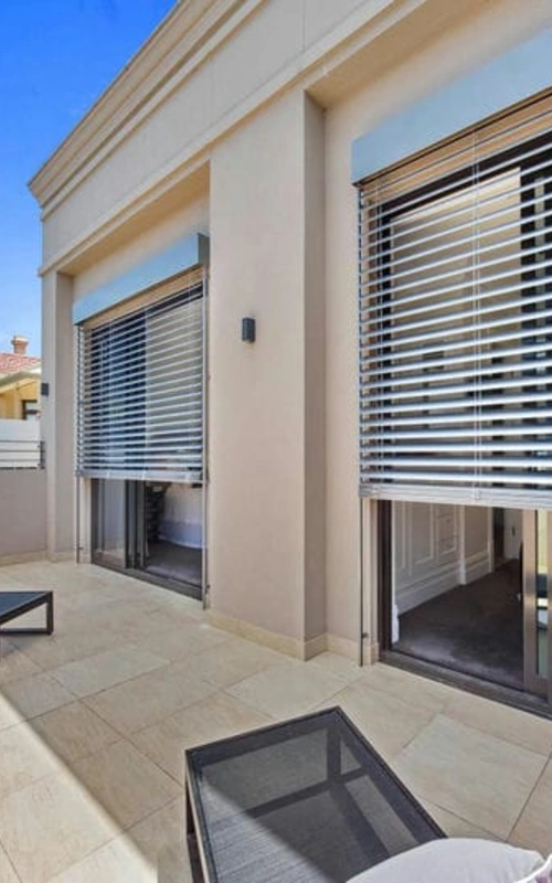 Professional outdoor blinds work