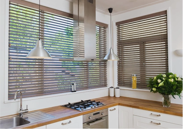 Stylish venetian blinds for kitchen spaces