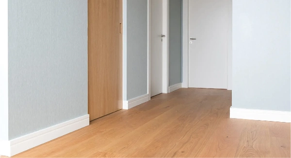 Elegant smooth wall skirting